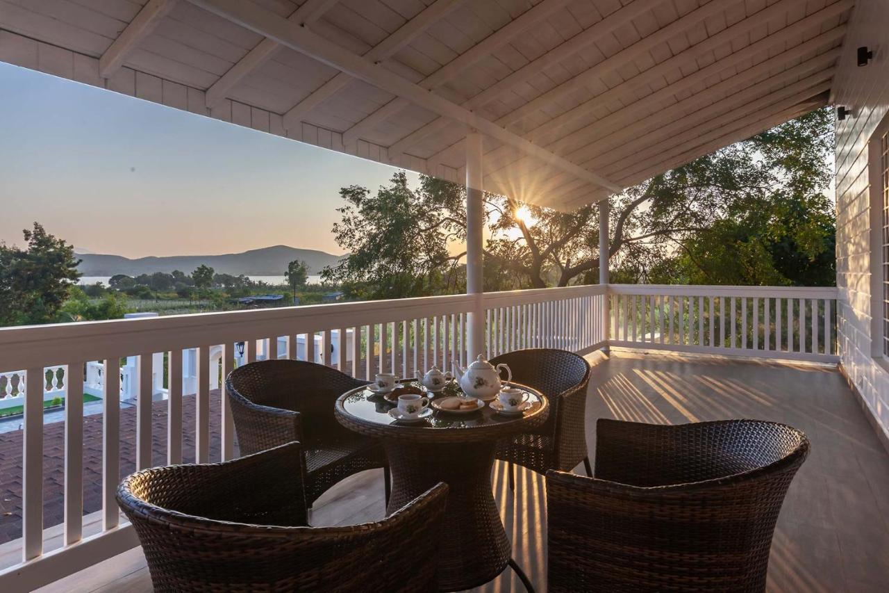 Stayvista'S Lake La Vie - Tranquil Lake-View Villa Amidst Farmland With Pool And Poolside Gazebo - Proximity To Sula Nashik Extérieur photo
