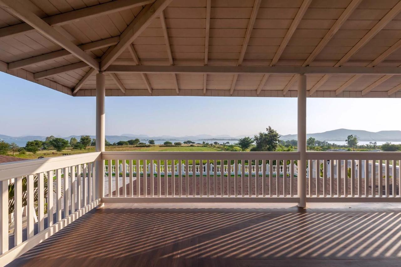 Stayvista'S Lake La Vie - Tranquil Lake-View Villa Amidst Farmland With Pool And Poolside Gazebo - Proximity To Sula Nashik Extérieur photo