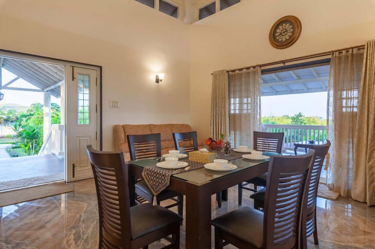 Stayvista'S Lake La Vie - Tranquil Lake-View Villa Amidst Farmland With Pool And Poolside Gazebo - Proximity To Sula Nashik Extérieur photo