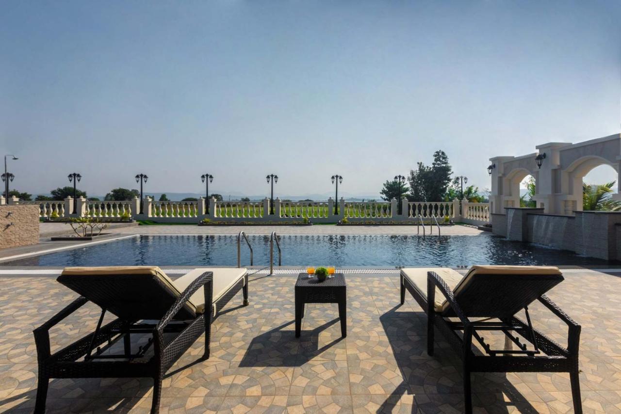 Stayvista'S Lake La Vie - Tranquil Lake-View Villa Amidst Farmland With Pool And Poolside Gazebo - Proximity To Sula Nashik Extérieur photo
